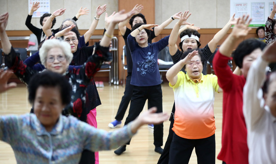 기대수명 83.7년 '역대 최고'…자살률은 1위·의사 수도 최하위권