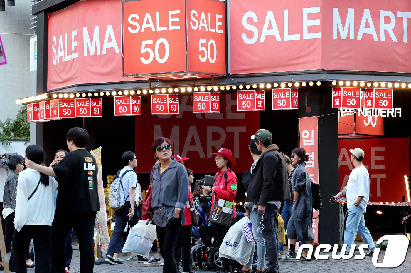 본문 이미지 - 서울 명동거리에 쇼핑 축제를 알리는 현수막 등이 붙어 있다.  /뉴스1 ⓒ News1 박정호 기자