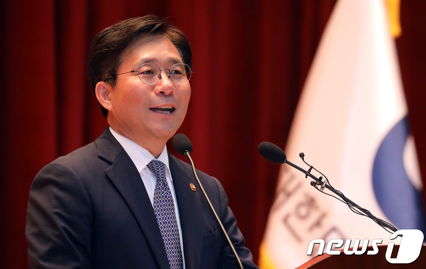 (세종=뉴스1) 장수영 기자 = 성윤모 산업통상자원부 장관이 27일 정부세종청사 산자부 대강당에서 열린 장관 취임식에서 취임사를 하고 있다. 2018.9.27/뉴스1