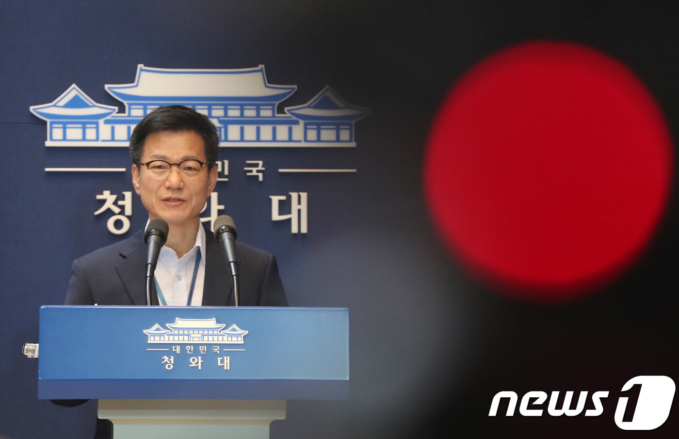 본문 이미지 - 이정도 청와대 총무비서관이 28일 오전 서울 종로구 청와대 춘추관에서 심재철 의원이 제기한 업무추진비와 회의비의 부적절한 사용 의혹과 관련해 브리핑을 하고 있다. 2018.9.28/뉴스1 ⓒ News1 박세연 기자