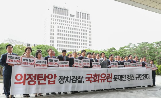 본문 이미지 - 김성태 자유한국당 원내대표와 심재철 의원 등 자유한국당 의원들이 28일 오전 서울 서초구 대검찰청을 항의방문해 기자회견을 하고 있다. 자유한국당은 기획재정부 국가 예산 정보 유출 논란과 관련해 검찰이 지난 21일 심 의원실을 압수수색한 것에 대해 항의했다. 2018.9.28/뉴스1 ⓒ News1 신웅수 기자