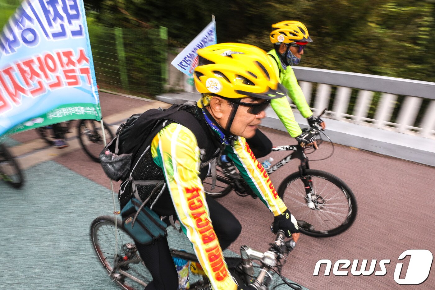 본문 이미지 - 자전거 운전자와 동승자의 안전모(헬멧) 착용 의무화 제도가 시행된 28일 서울 송파구 성내천 인근에서 헬멧을 착용한 시민들이 자전거를 타고 있다. 2018.9.28/뉴스1 ⓒ News1 성동훈 기자