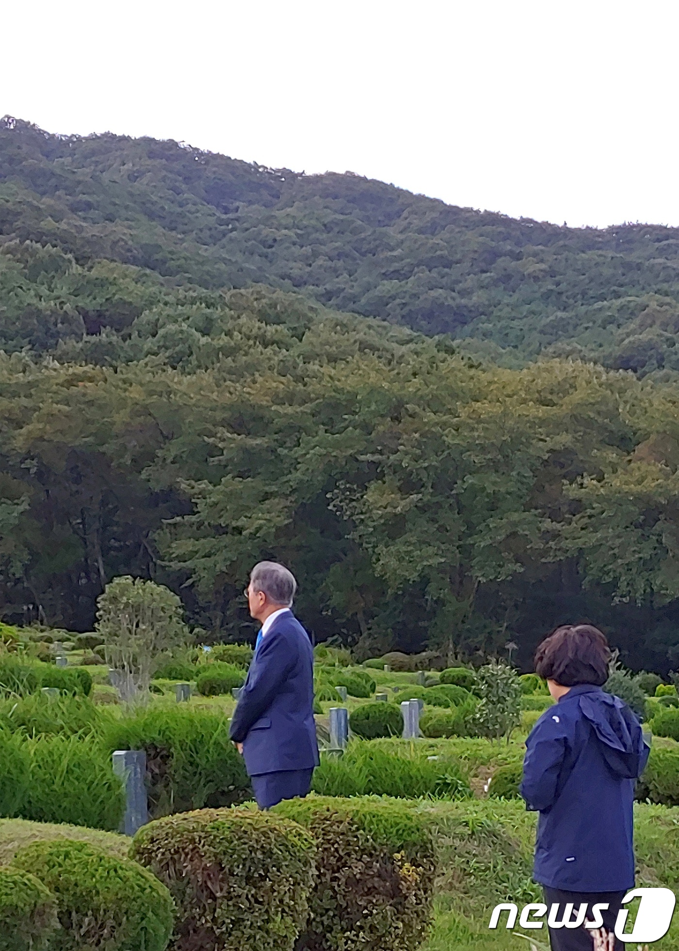 (서울=뉴스1) = 문재인 대통령과 부인 김정숙 여사가 28일 경남 양산시 천주교 하늘공원 묘지에 있는 선영을 찾아 참배하고 있다. (청와대 제공) 2018.9.28/뉴스1