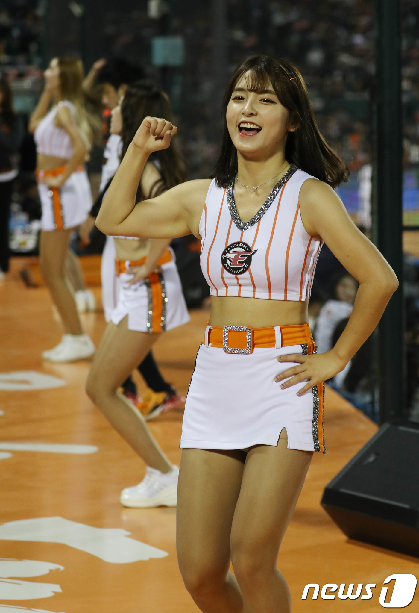 (대전=뉴스1) 주기철 기자 = 28일 오후 대전 한화생명 이글스파크에서 열린 2018 프로야구 신한은행 마이카 KBO리그 한화 이글스와 두산 베어스의 경기에서 한화 치어리더 이하 …