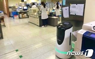 본문 이미지 - 현장에서 활용되고 있는 케이로보의 자율주행 로봇 ⓒ News1