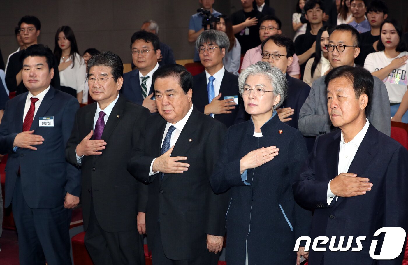 본문 이미지 - 3일 오전 서울 여의도 국회 의원회관 소회의실에서 열린 국민외교의 원년, 새로운 도약을 위한 국민외교 국회포럼에서 원유철 자유한국당 의원(왼쪽부터), 강석호 국회 외통위원장, 문희상 국회의장, 강경화 외교부 장관, 원혜영 더불어민주당 의원이 국민의례를 하고 있다. 2018.9.3/뉴스1 ⓒ News1 박정호 기자