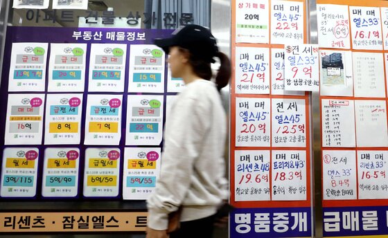본문 이미지 - 서울 송파구 일대에 위치한 공인중개사 사무소 밀집 상가에 급급매, 급매 등의 매물이 붙어있다. 2018.9.30/뉴스1 ⓒ News1 박정호 기자