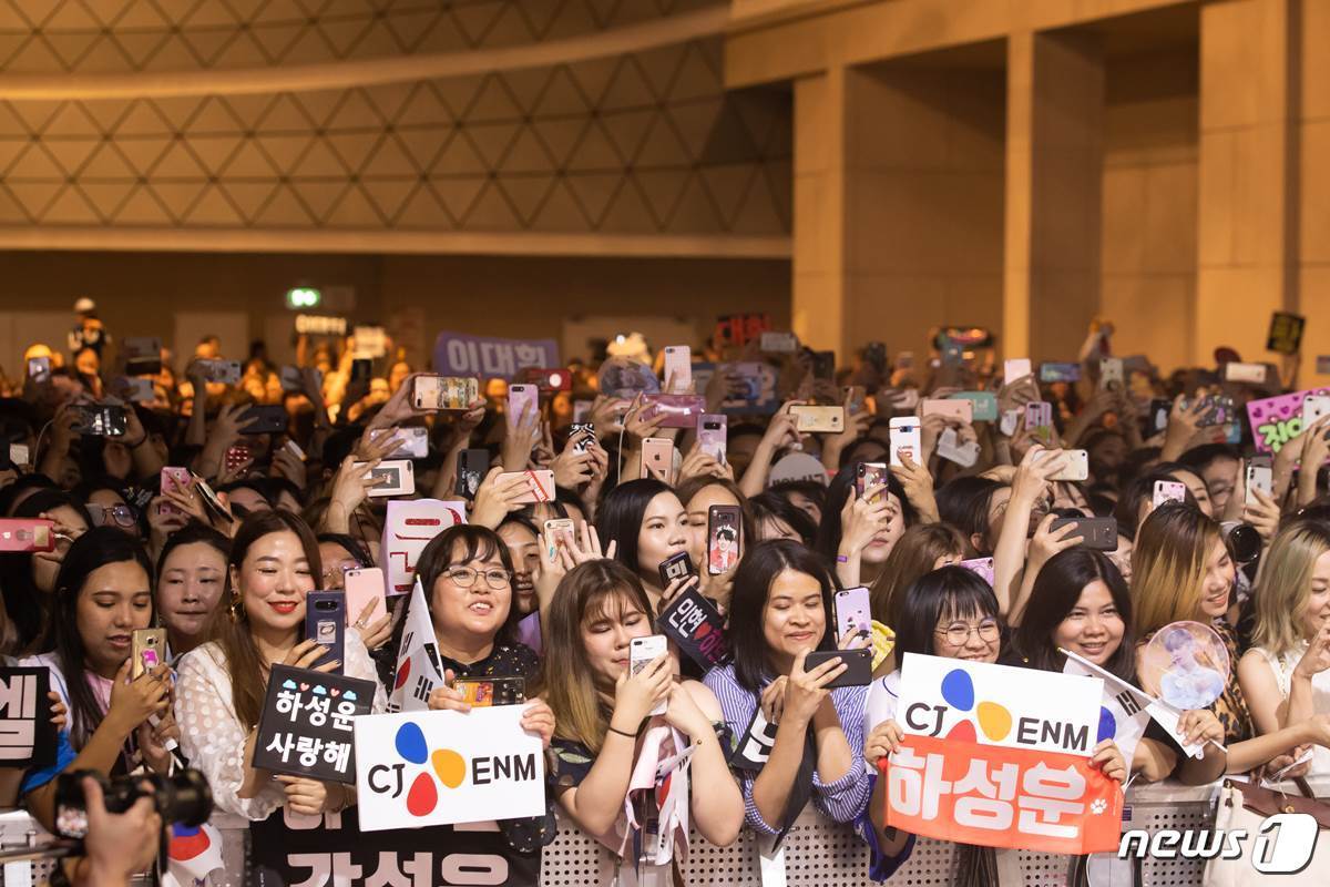 본문 이미지 - 29~30일 태국 방콕에서 열린 케이콘에서 팬들이 스마트폰으로 한류 스타를 촬영하고 있다.ⓒ News1