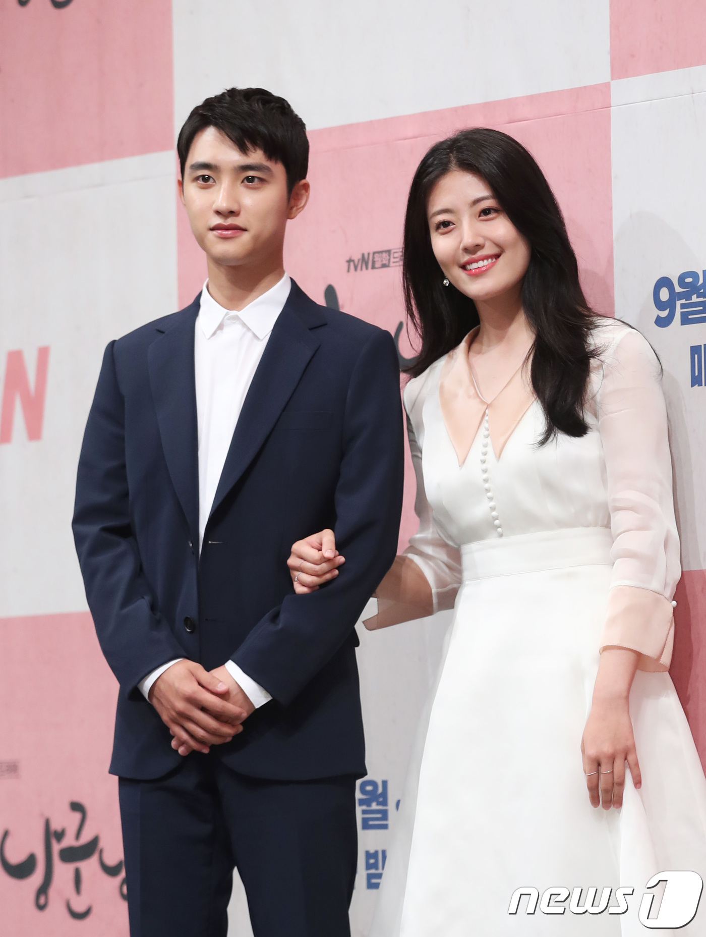(서울=뉴스1) 권현진 기자 = 배우 도경수, 남지현(오른쪽)이 4일 서울 강남구 논현동 임패리얼팰리스 서울에서 열린 tvN 새 월화드라마 `백일의 낭군님` 제작발표회에 참석해 포 …
