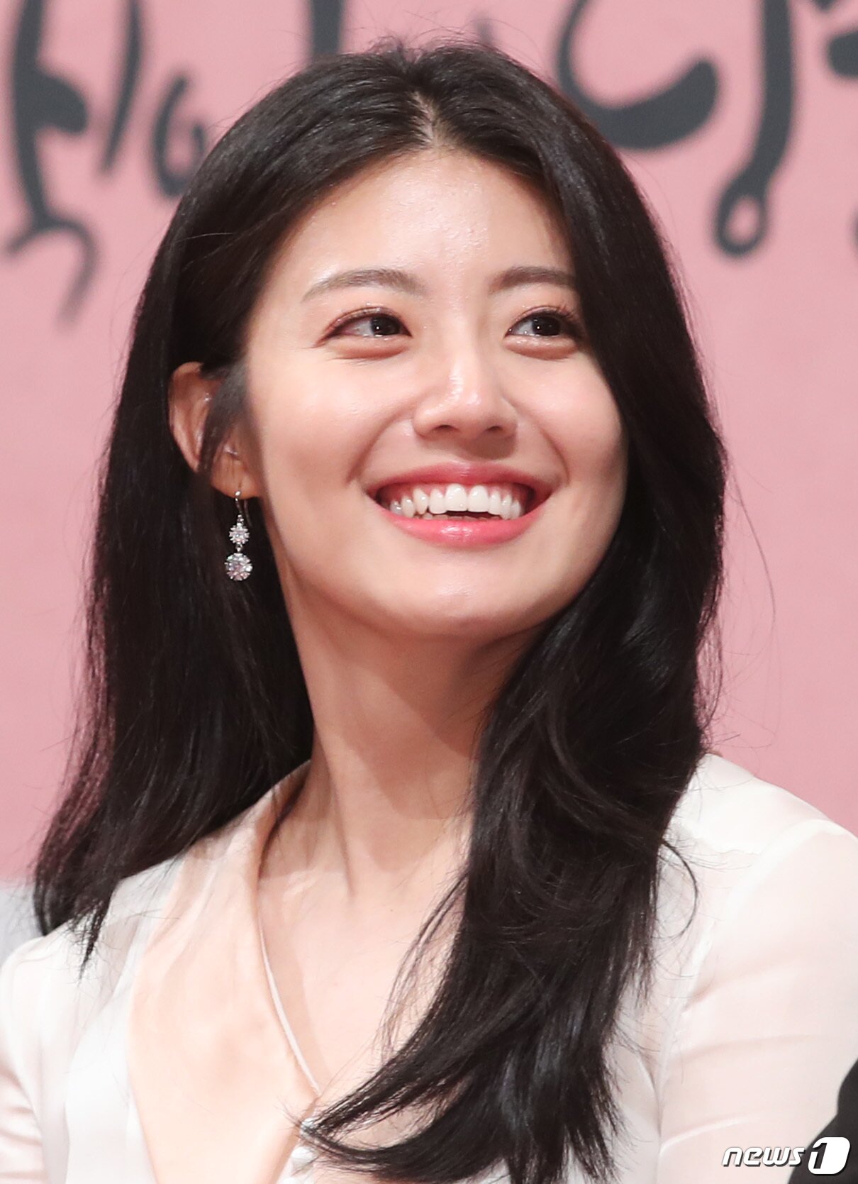 본문 이미지 - 배우 남지현이 4일 서울 강남구 논현동 임패리얼팰리스 서울에서 열린 tvN 새 월화드라마 `백일의 낭군님` 제작발표회에 참석해 미소를 짓고 있다. '백일의 낭군님'은 완전무결 왕세자 이율에서 졸지에 무쓸모남으로 전락한 원득(도경수 분)과 조선 최고령 원녀 홍심(남지현 분)의 전대미문 100일 로맨스 사극으로 가상의 조선 시대를 배경으로 그린 작품이다. 2018.9.4/뉴스1 ⓒ News1 권현진 기자