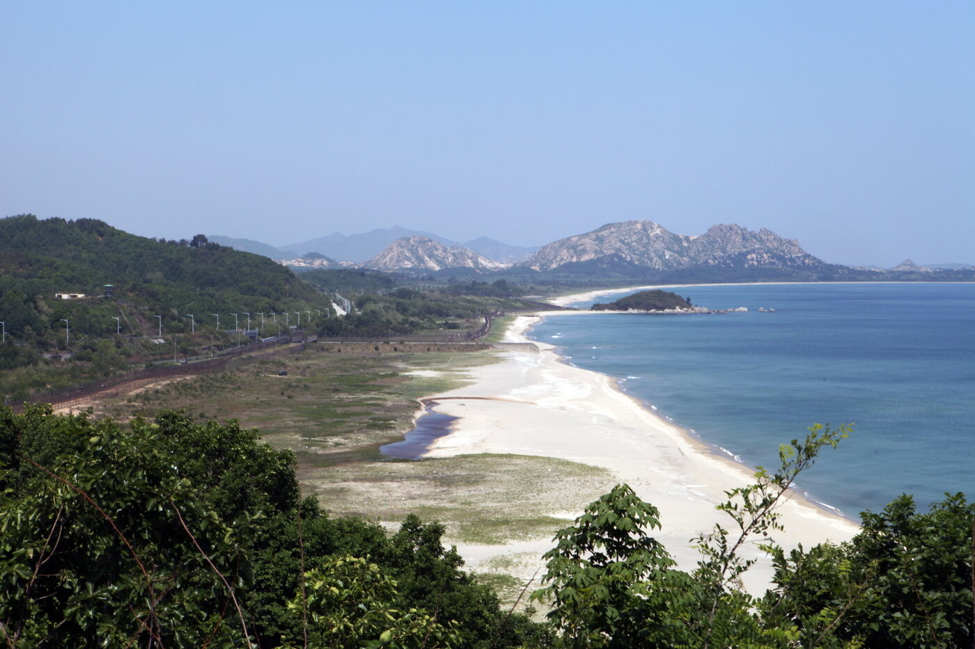 본문 이미지 - 멀리 금강산이 보이는 위치에 자리한 통일전망대