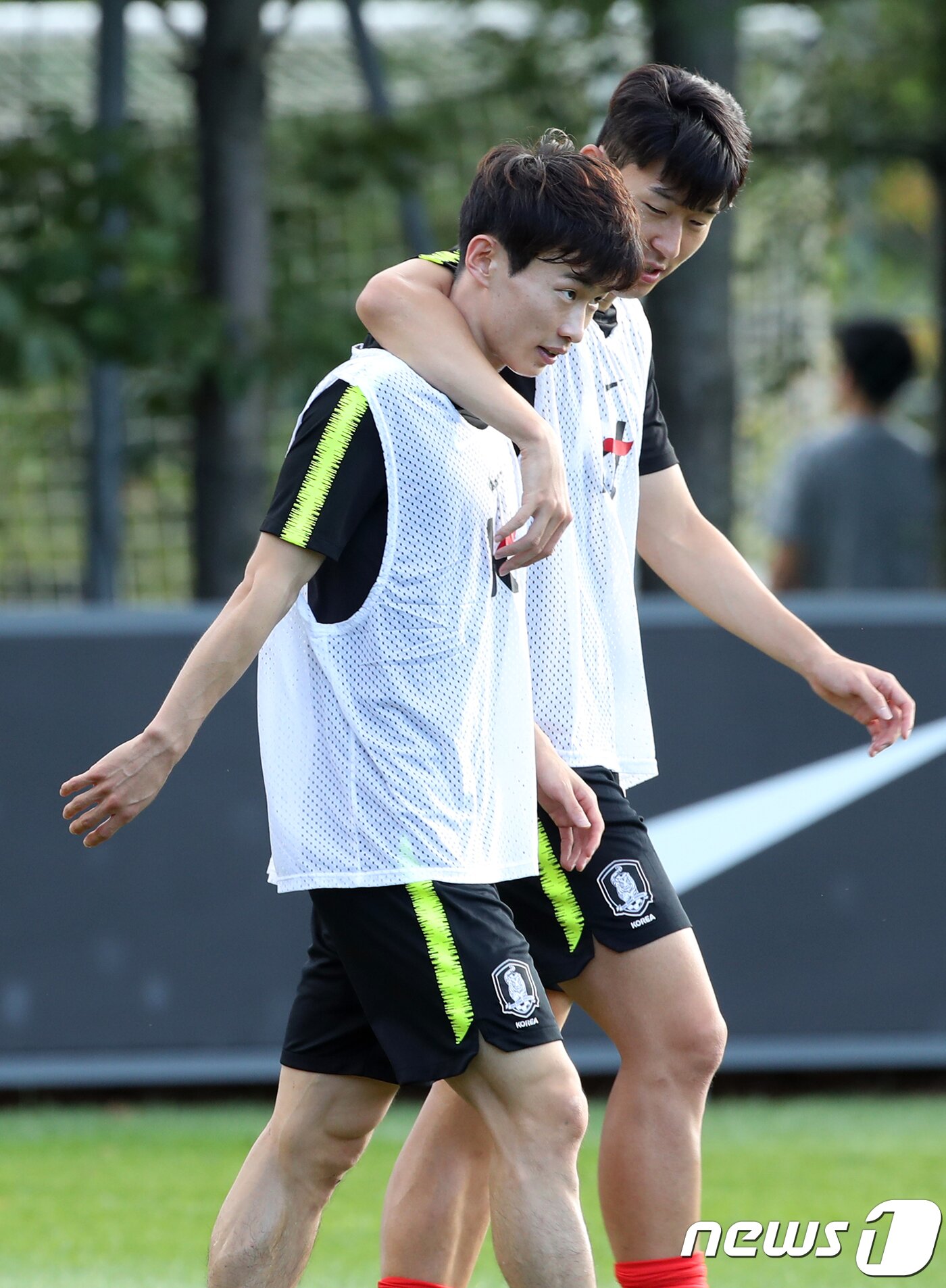 본문 이미지 - 국가대표팀에서 함께 뛴 손흥민과 김문환. 2018.9.4/뉴스1 ⓒ News1 안은나 기자