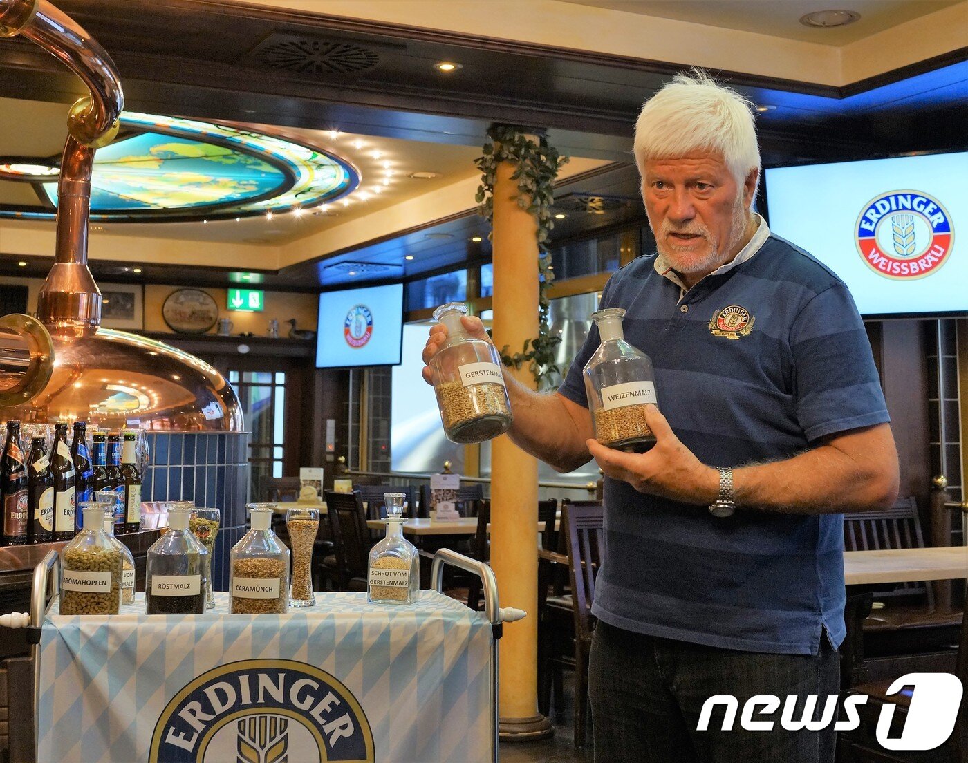 본문 이미지 - 디트리히 셰이바(Dietrich Scheiba)가 에딩거 맥주공장에서 홉에 대해 설명하고 있다. ⓒ News1