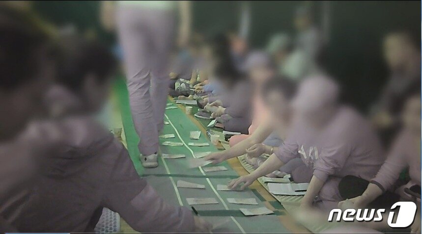 본문 이미지 - 도박행위자들 배팅 모습.(경기남부지방경찰청 제공)ⓒ News1