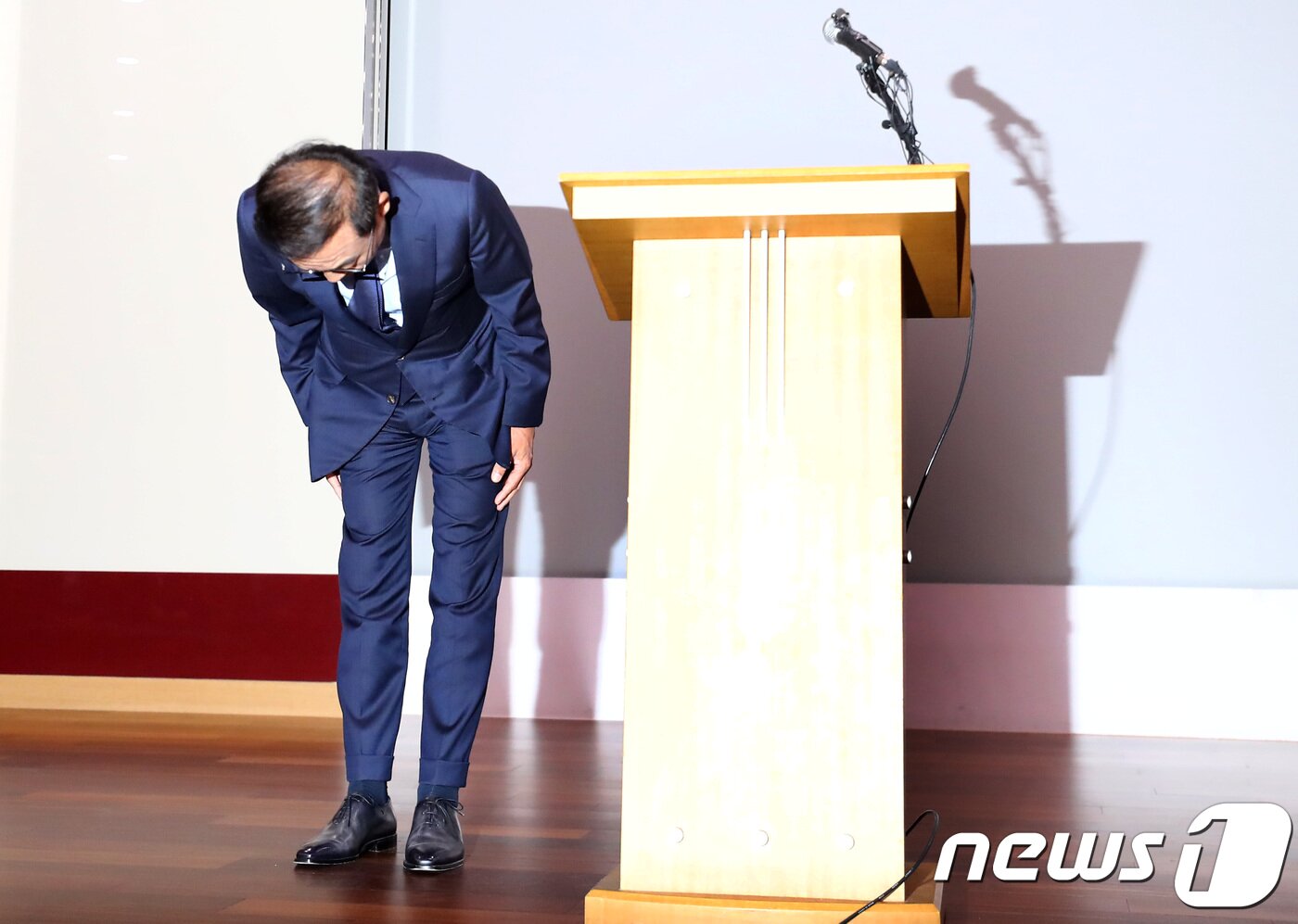 본문 이미지 - 김기남 삼성전자 대표이사 사장이 5일 오후 경기도 용인시 삼성전자 반도체 기흥사업장에서 전일 발생한 이산화탄소 유출 사고 관련해 고개 숙여 사과를 하고 있다. 지난 4일 오후 삼성전자 기흥사업장 6-3라인 지하1층 기계실에서 소화용 이산화탄소가 유출돼 협력업체 직원 1명이 숨지고 2명이 부상을 당하는 사고가 발생했다. 2018.9.5/뉴스1 ⓒ News1 오장환 기자