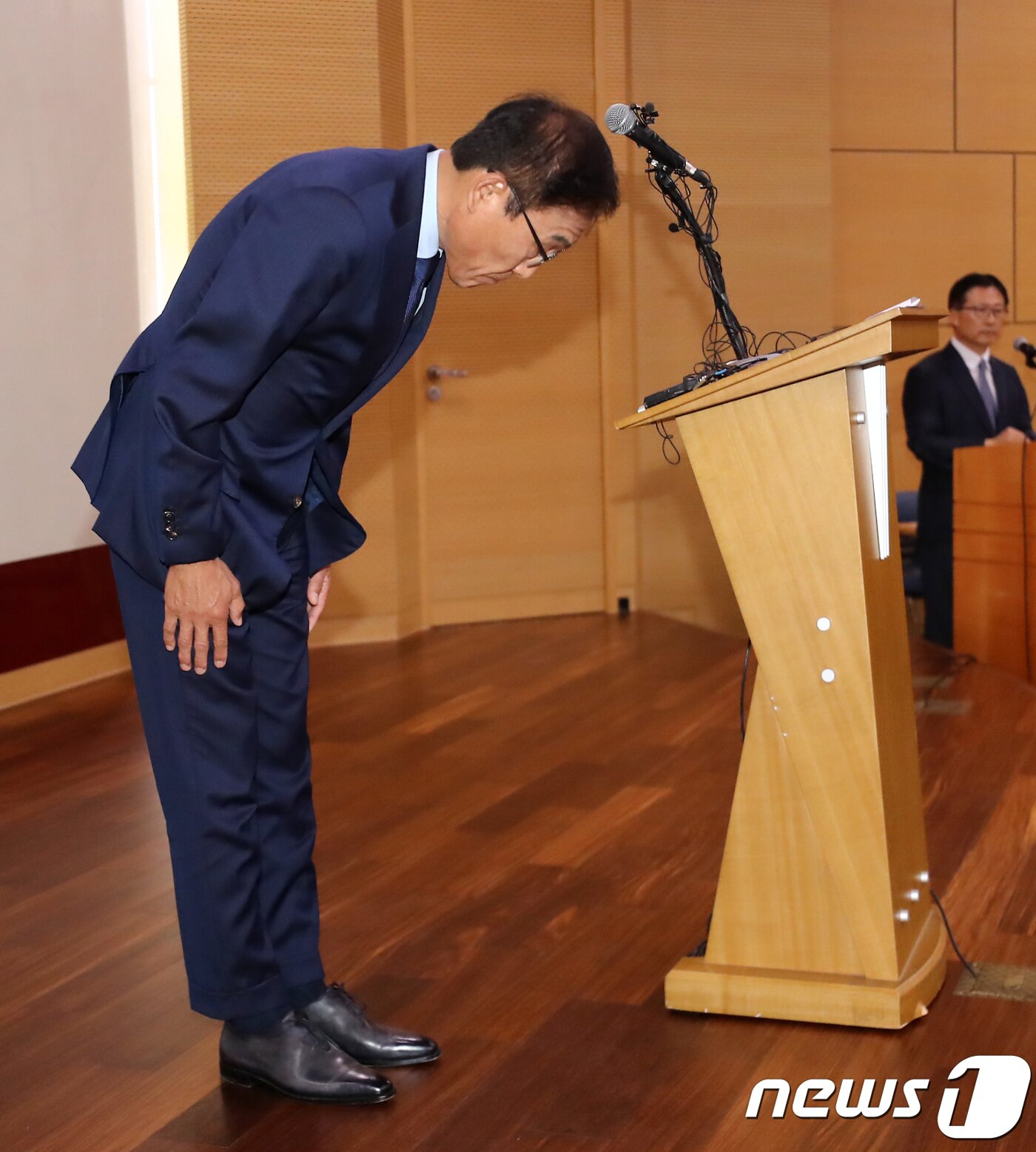 본문 이미지 - 김기남 삼성전자 대표이사 사장이 5일 오후 경기도 용인시 삼성전자 반도체 기흥사업장에서 전일 발생한 이산화탄소 유출 사고 관련해 고개 숙여 사과를 하고 있다. 지난 4일 오후 삼성전자 기흥사업장 6-3라인 지하1층 기계실에서 소화용 이산화탄소가 유출돼 협력업체 직원 1명이 숨지고 2명이 부상을 당하는 사고가 발생했다. 2018.9.5/뉴스1 ⓒ News1 오장환 기자