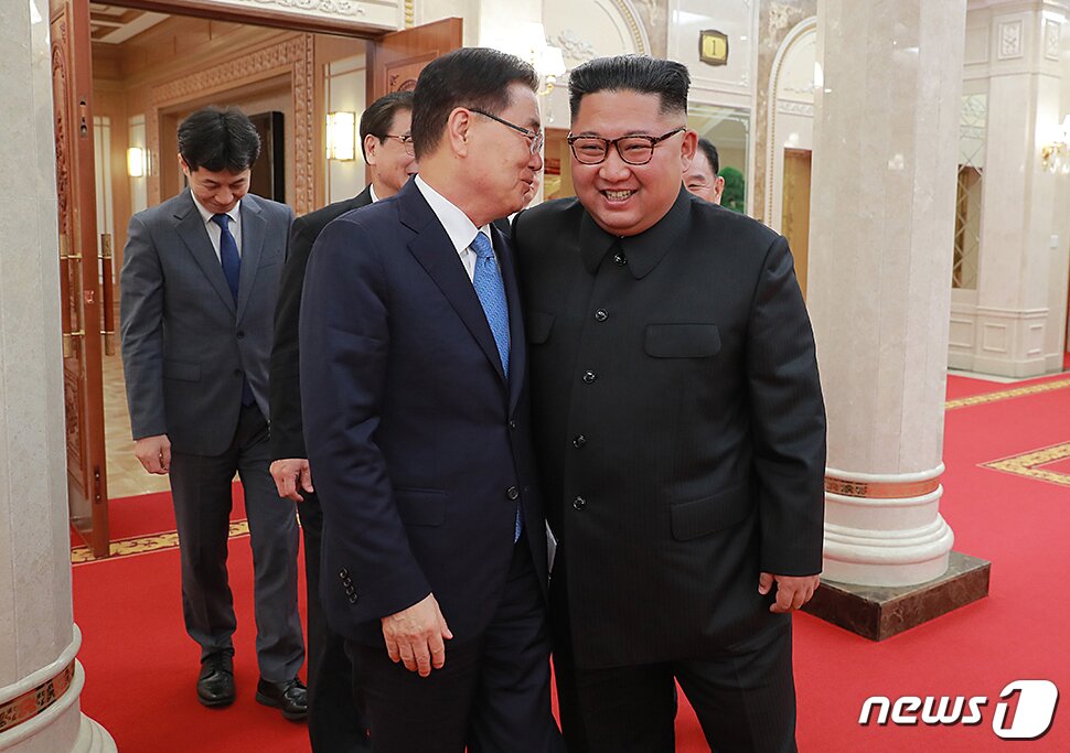 본문 이미지 - 대북 특별사절단을 이끌고 방북한 정의용 국가안보실장이 2018년 9월5일 북한 노동당 본부청사에서 김정은 북한 국무위원장을 만나 귀엣말을 하고 있는 모습. (청와대 제공) 2018.9.5/뉴스1