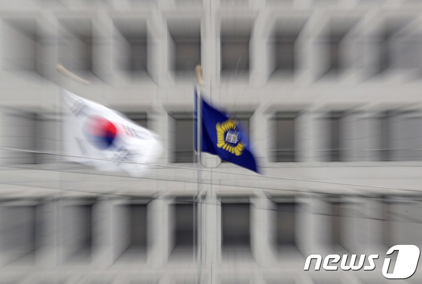 본문 이미지 - 서울 서초구 대법원 청사에 설치된 대법원 깃발. 2018.9.6/뉴스1 ⓒ News1 이재명 기자