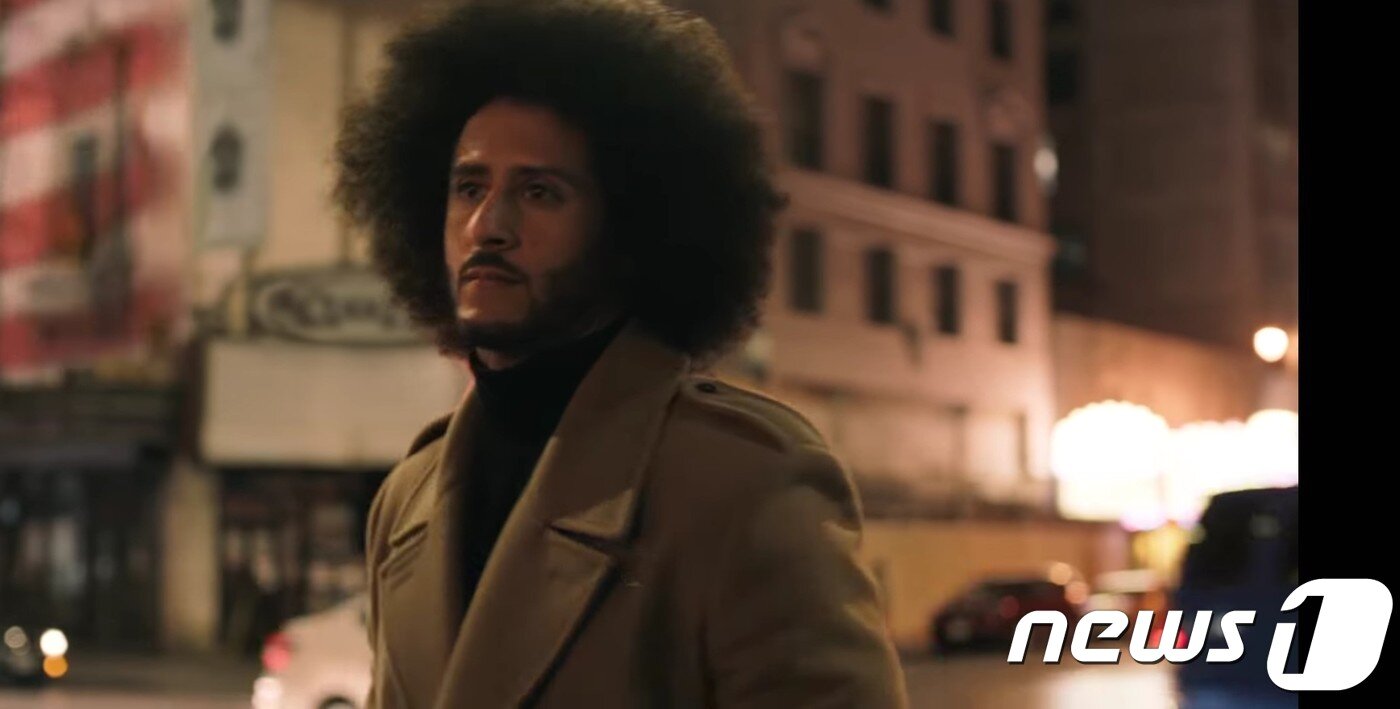 본문 이미지 - 나이키 광고 영상에 등장한 콜린 캐퍼닉. <출처 = 나이키 공식 유튜브 영상 갈무리> ⓒ News1