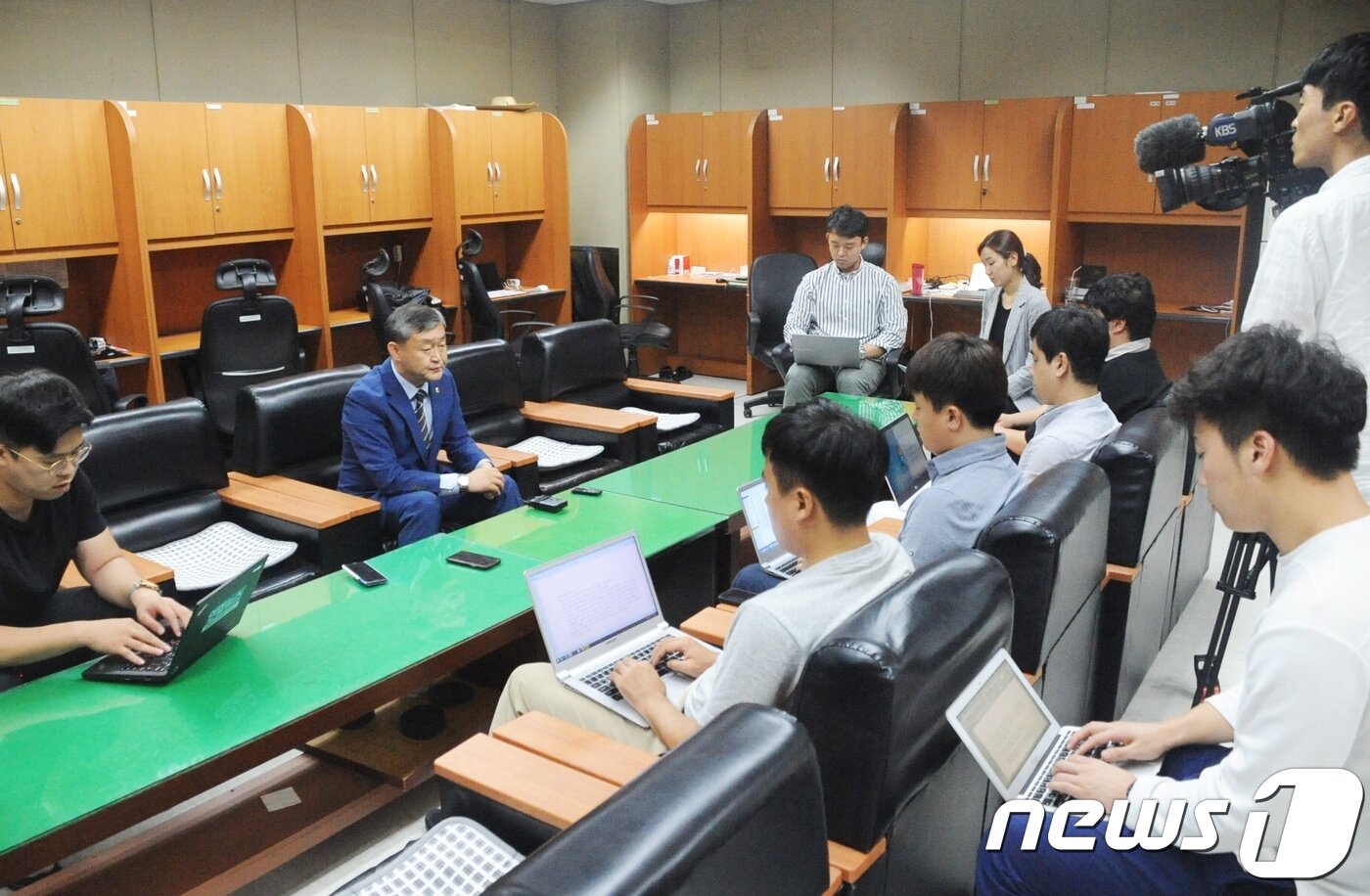 본문 이미지 - 전북도의회 해외연수 대납 과정에서 불법자금 수수의혹을 받는 송성환 전북도의장이 4시간30분 동안의 경찰 조사를 마친 뒤 전북지방경찰청에서 기자회견을 열고 있다.2018.09.06/뉴스1 ⓒ News1 박슬용 기자