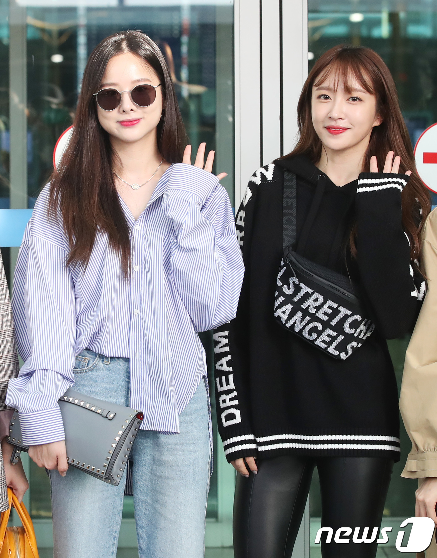 (인천공항=뉴스1) 권현진 기자 = 이엑스아이디(EXID) 솔지, 하니(오른쪽)가 '2018 한류 팝 페스트' 참석차 7일 오전 인천국제공항을 통해 싱가포르로 출국하며 인사를 하고 …