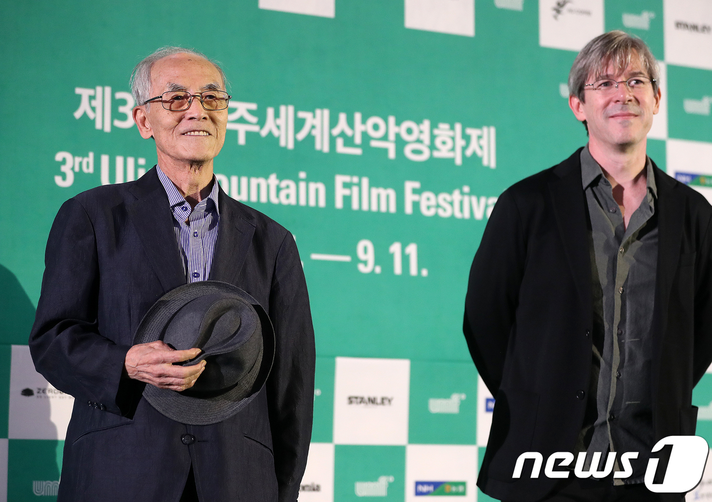 (울산=뉴스1) 이윤기 기자 = 이명세 감독과 카트만두국제산악영화제 집행위원장 람야타 림부가 7일 울산 울주군 영남알프스 복합웰컴센터 움프 시네마 야외광장에서 열린 '제3회 울주세 …