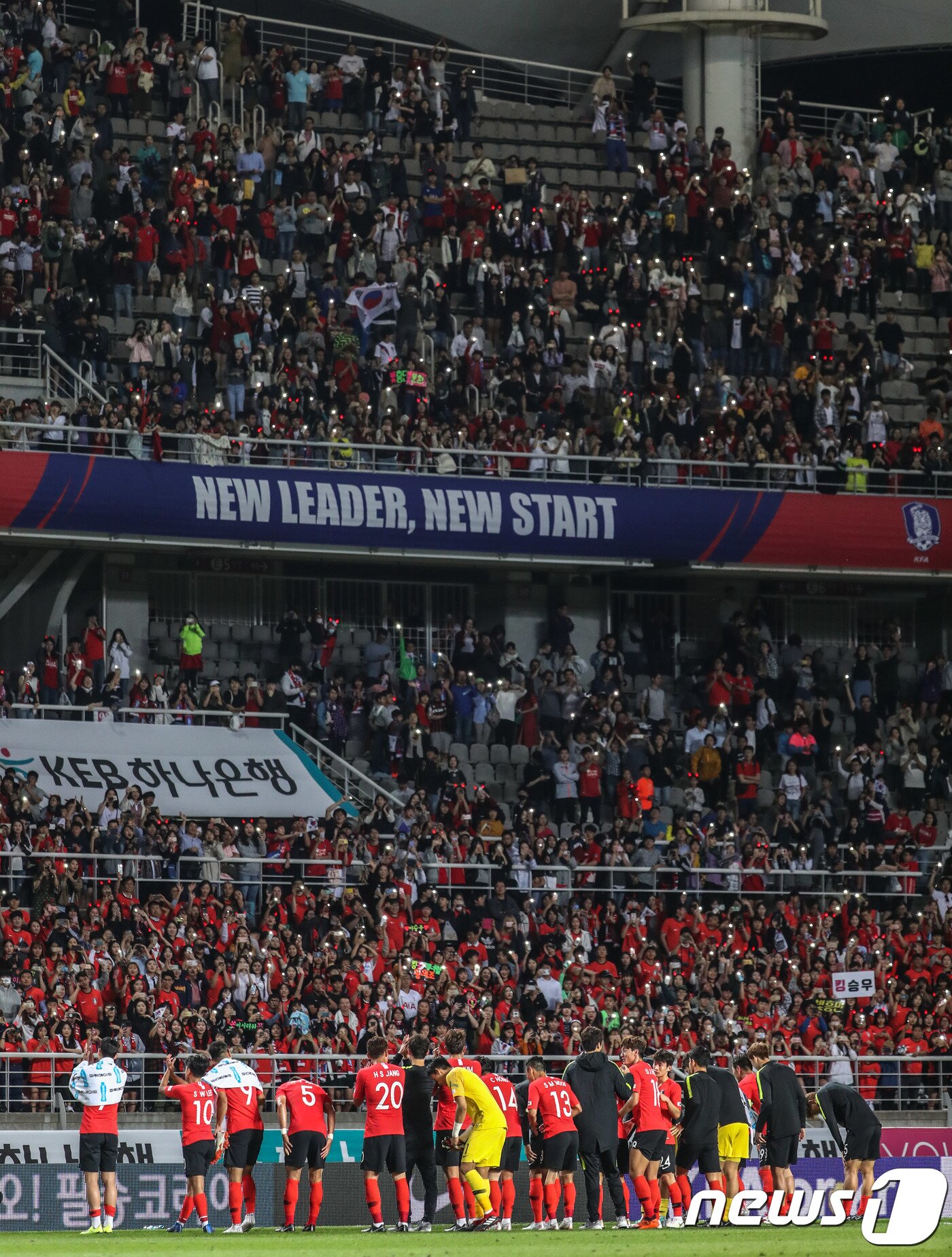 본문 이미지 - 7일 오후 경기도 고양시 고양종합운동장에서 열린 KEB하나은행 초청 축구국가대표팀 친선경기 대한민국-코스타리카의 경기에서 대한민국이 코스타리카에 2-0으로 승리했다. 경기 종료 후 선수들이 관중들을 향해 인사하고 있다. 2018.9.7/뉴스1 ⓒ News1 성동훈 기자