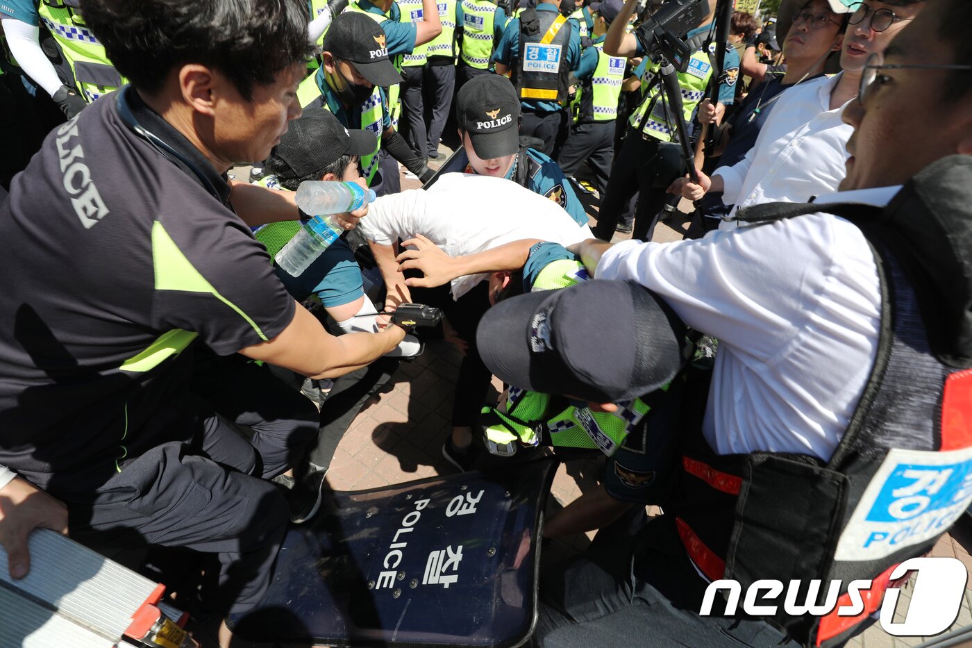 본문 이미지 - 8일 오후 인천시 동인천역 북광장에서 열린 인천퀴어문화축제에서 경찰들이 축제장에 들어가려는 관계자를 막아서고 있다.2018.9.8/뉴스1 ⓒ News1 정진욱 기자