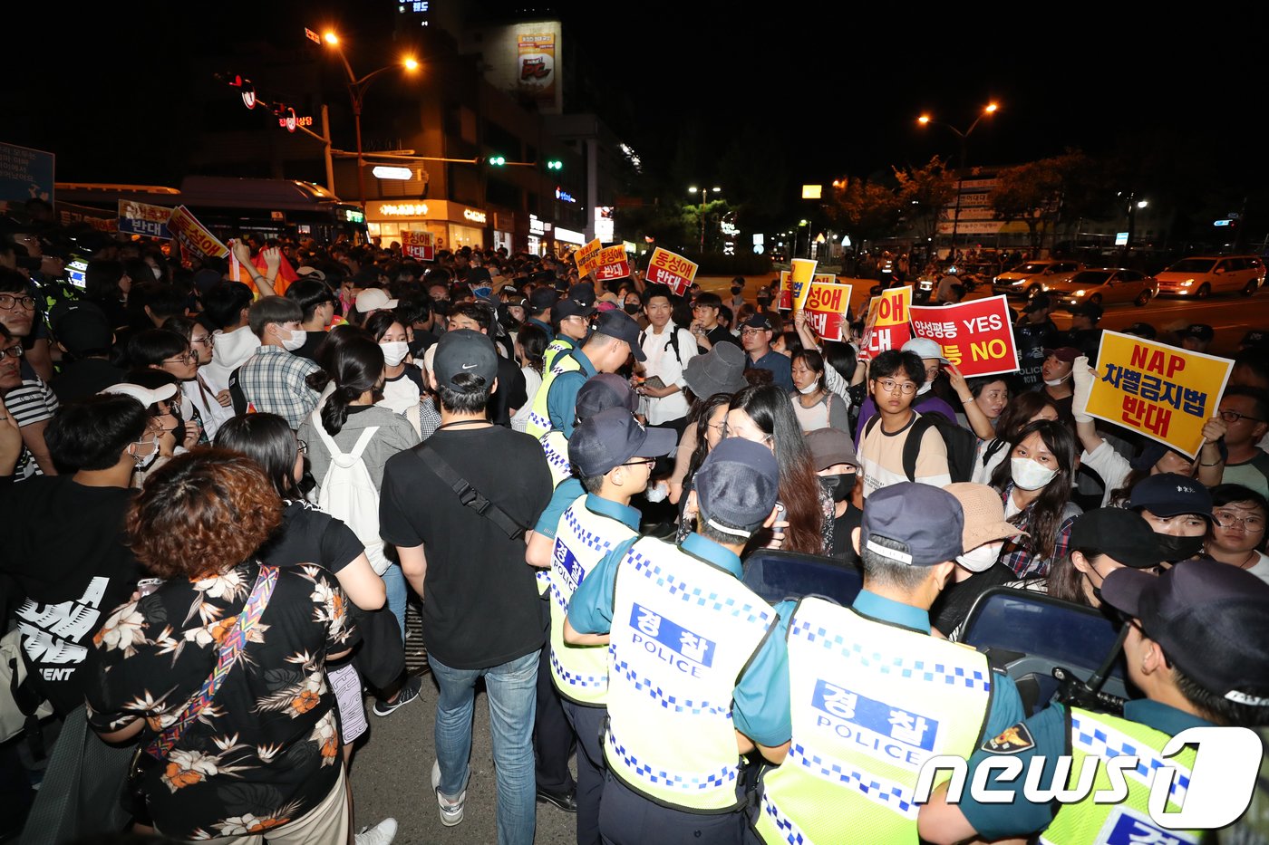 2018년 동인천역 북광장에서 인천퀴어문화축제가 열릴 당시 참가들간 반대집회자간 대치 상황/뉴스1 ⓒ News1 