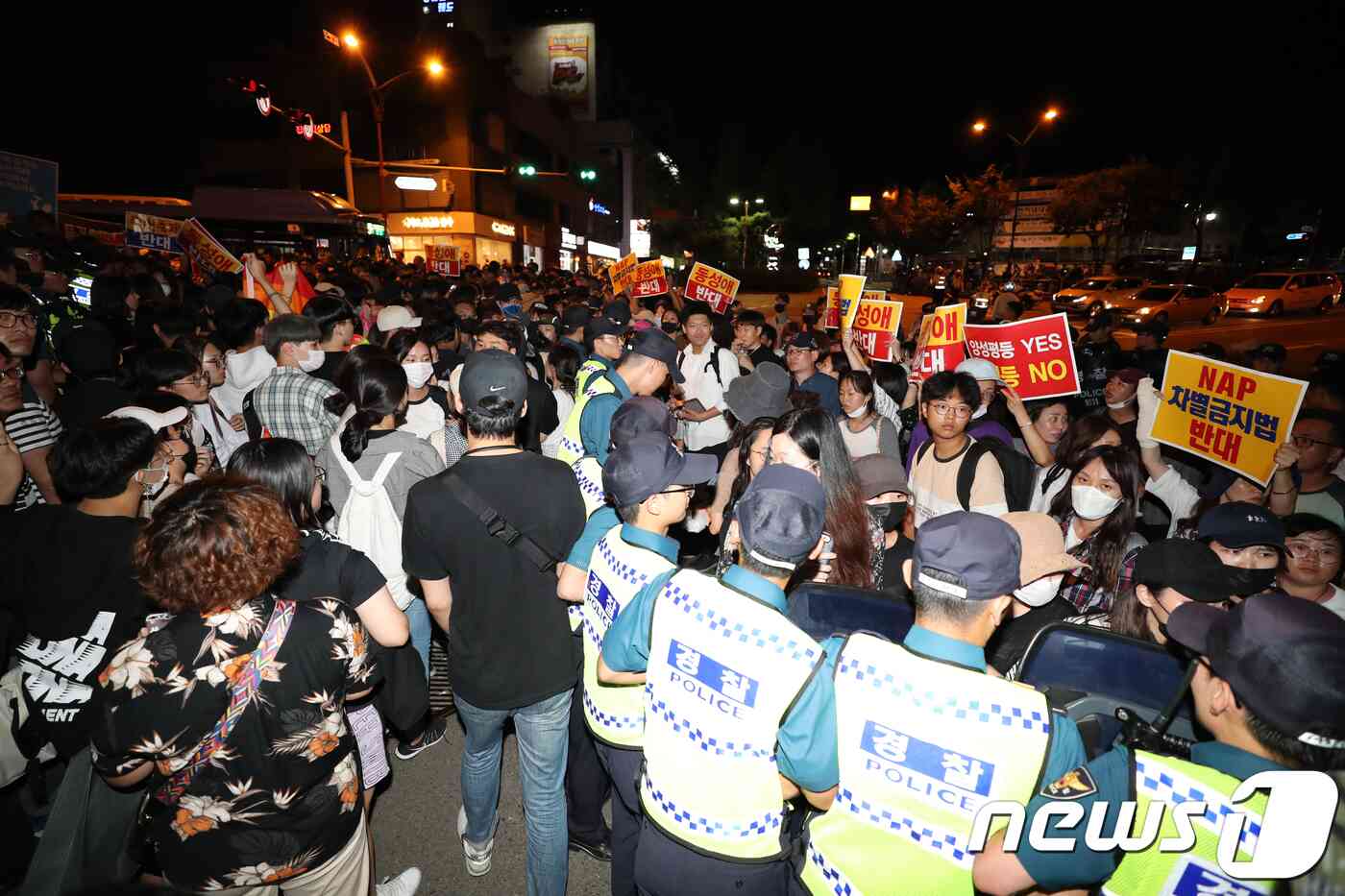 8일 오후 인천시 동인천역 북광장에서 열린 인천퀴어문화축제에서 참가자들이 행진을 시도하자 반대집회 참가자들이 막아서며 대치하고 있다.2018.9.8/뉴스1 © News1 정진욱 기자