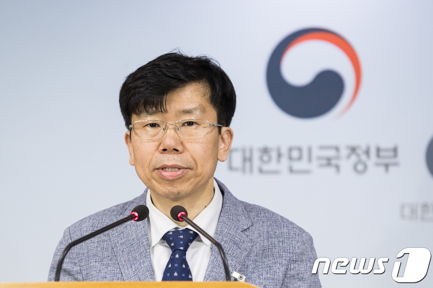 (서울=뉴스1) 유승관 기자 = 김남중 서울대병원 감염내과 교수가 8일 서울 세종로 정부서울청사 브리핑룸에서 중동호흡기증후군(MERS·메르스) 확진환자 상태에 대해 설명하고 있다. …