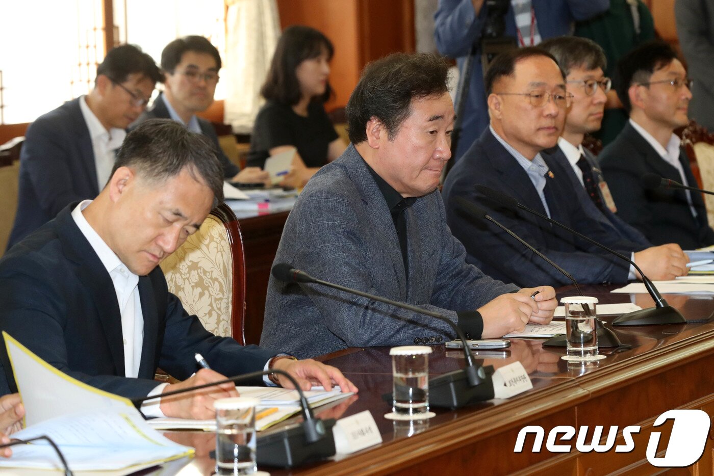 본문 이미지 - 이낙연 국무총리가 중동호흡기증후군(메르스) 확산 방지 대책 등을 논의하기 위해 9일 오후 서울 세종로 정부서울청사에서 열린 긴급 관계 장관회의를 주재하며 생각에 잠겨있다.왼쪽은 박능후 보건복지부장관.2018.9.9/뉴스1 ⓒ News1 이광호 기자
