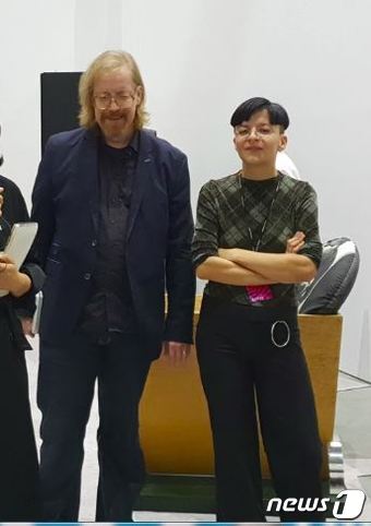 본문 이미지 - 2018부산비엔날레에 참석한 헨리케 나우만(오른쪽)과 큐레이터 외르그 하이저