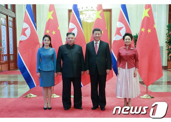 본문 이미지 - 지난 2019년 김정은 노동당 총비서가 리설주 여사와 함께 중국을 방문했을 때 시진핑 국가주석 내외와 찍은 기념사진. 2019.1.10/뉴스1