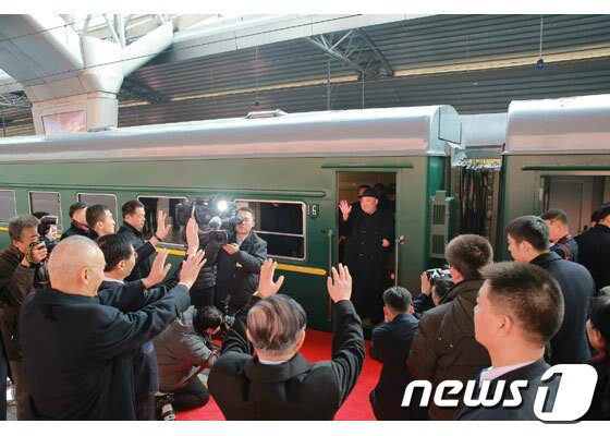 본문 이미지 - 북한 노동당 기관지 노동신문이 지난 2019년 1월  9일김정은 총비서의 4차 방중 소식을 같은달 10일자 지면에 보도하면서 낸 사진. 사진 내용은 김 총비서가 방중을 마치고 베이징역에서 평양으로 돌아가는 열차에 올라타며 인사를 하는 모습이다. &#40;노동신문&#41; 2019.1.10/뉴스1