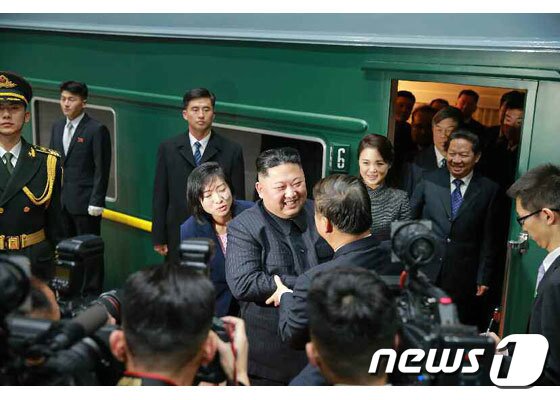 본문 이미지 - (평양 노동신문=뉴스1) = 김정은 북한 노동당 총비서가 지난 2019년 1월 평양으로 돌아가는 열차에 올라타기에 앞서 중국측 인사들과 인사를 나누는 모습. [국내에서만 사용가능. 재배포 금지. DB 금지. For Use Only in the Republic of Korea. Redistribution Prohibited] rodongphoto@news1.kr