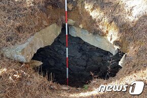 본문 이미지 - 10일 강원 정선군 임계면 송계리에서 신라시대에 조성된 것으로 추정되는 고분군 152기가 출토됐다.  2019.1.10/뉴스1 ⓒ News1 박하림 기자