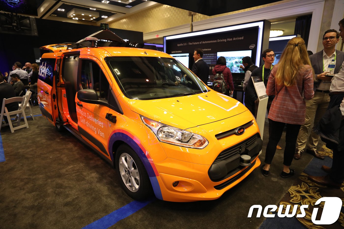 본문 이미지 - 9일(현지시간) 미국 네바다주 라스베이거스 컨벤션센터에서 열린 '2019 국제전자제품박람회(CES)' 바이두 부스에서 자율주행 배달차량이 전시돼 있다. 2019.1.10/뉴스1 ⓒ News1 이승배 기자