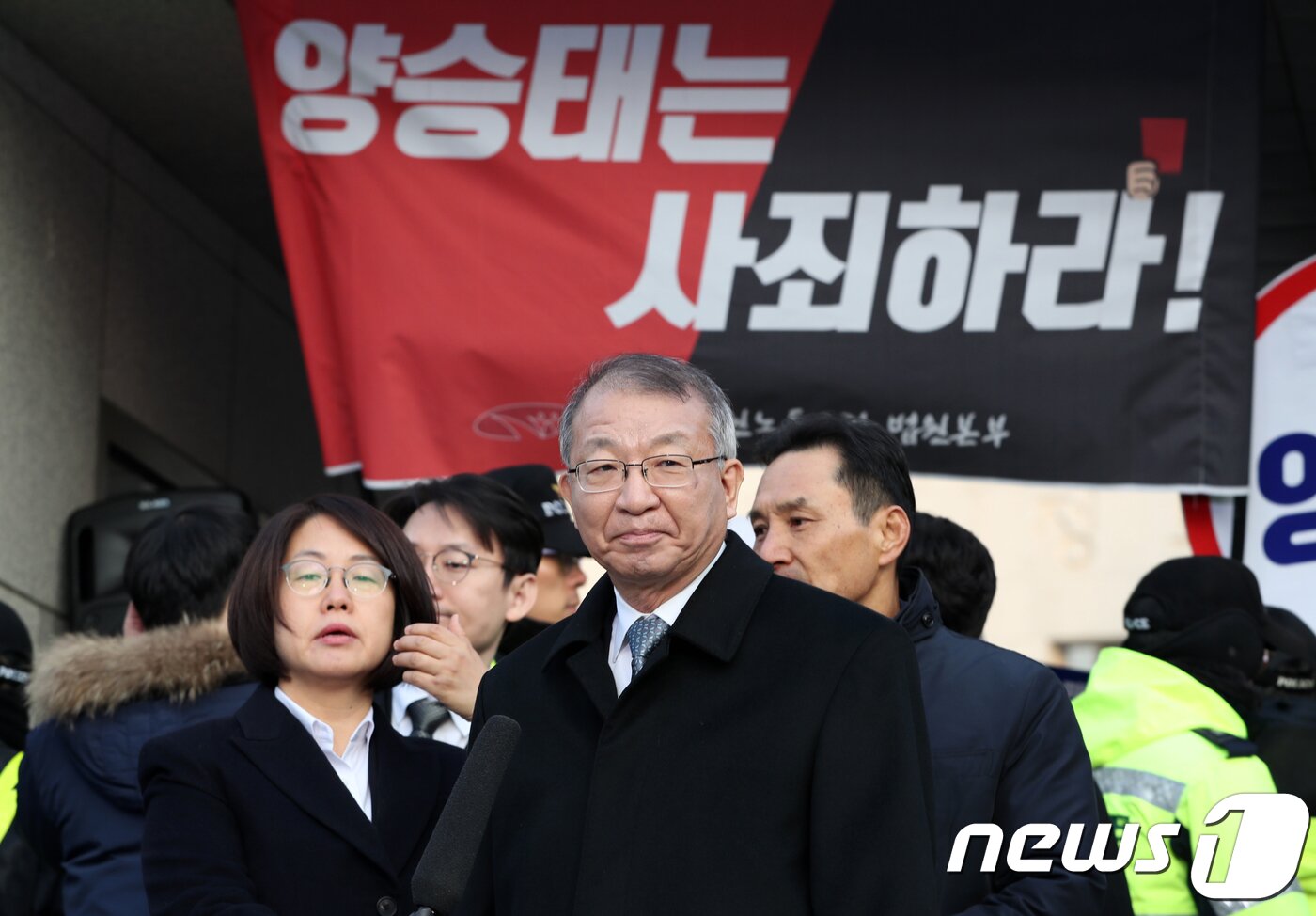 본문 이미지 - 양승태 전 대법원장이 11일 오전 검찰의 피의자 신분 소환조사를 앞두고 서울 서초구 대법원앞에서 기자회견을 갖고 입장발표를 하기 전 굳은표정을 짓고 있다. 2019.1.11/뉴스1 ⓒ News1 박세연 기자
