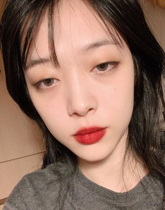 N샷] 설리, 섹시 눈빛+강렬 레드립…치명적 매력
