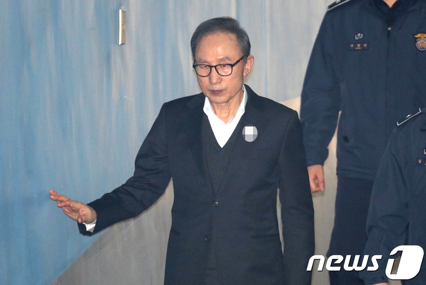본문 이미지 - 다스 비자금 횡령과 삼성 뇌물 등 혐의로 구속기소된 이명박 전 대통령이 11일 오후 서울 서초동 서울고등법원에서 열린 항소심 3차 공판에 출석하기 위해 호송차량에서 내려 법정으로 향하고 있다.2019.1.11/뉴스1 ⓒ News1 이광호 기자
