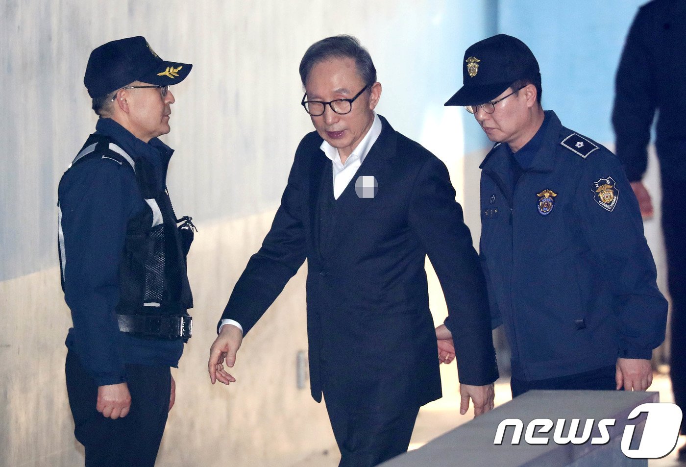 본문 이미지 - 다스 비자금 횡령과 삼성 뇌물 등 혐의로 구속기소된 이명박 전 대통령이 11일 오후 서울 서초동 서울고등법원에서 열린 항소심 3차 공판에 출석하기 위해 호송차량에서 내려 법정으로 향하고 있다.2019.1.11/뉴스1 ⓒ News1 이광호 기자
