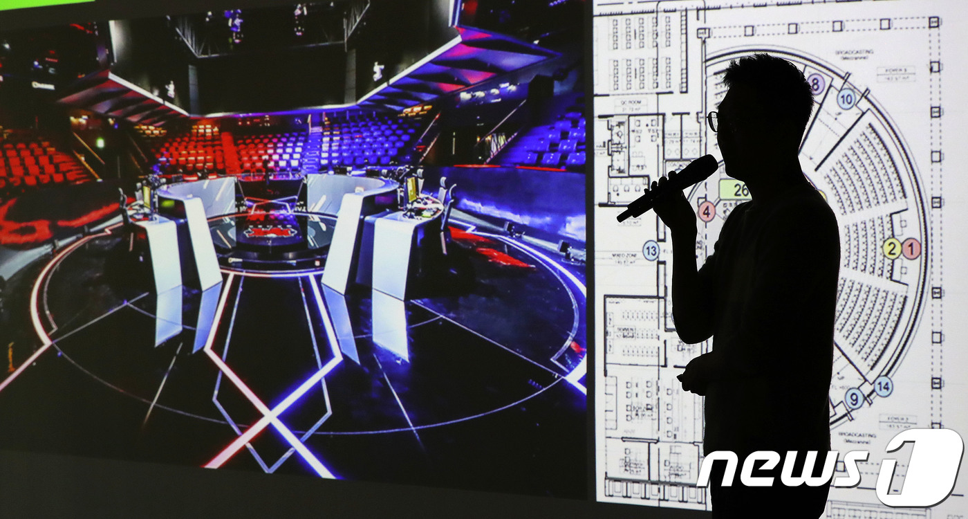 (서울=뉴스1) 박세연 기자 = 이민호 라이엇게임즈 e스포츠 방송총괄이 11일 오후 서울 종로구 그랑서울 'LoL PARK'에서 열린 2019 LCK 미디어데이에서 경기장을 소개하 …