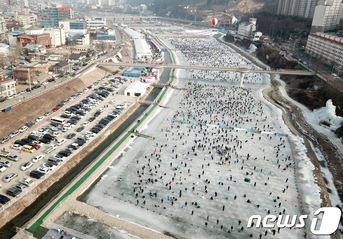본문 이미지 - 지난 1월12일 강원 홍천군 홍천강변에 위치한 제7회 홍천강 꽁꽁축제장에서 관광객들이 얼음낚시를 하고 있다. 이번 축제는 오는 20일까지 ‘홍천강 황금송어를 잡아라!’라는 슬로건으로 계속된다. 2019.1.12/뉴스1 ⓒ News1 하중천 기자