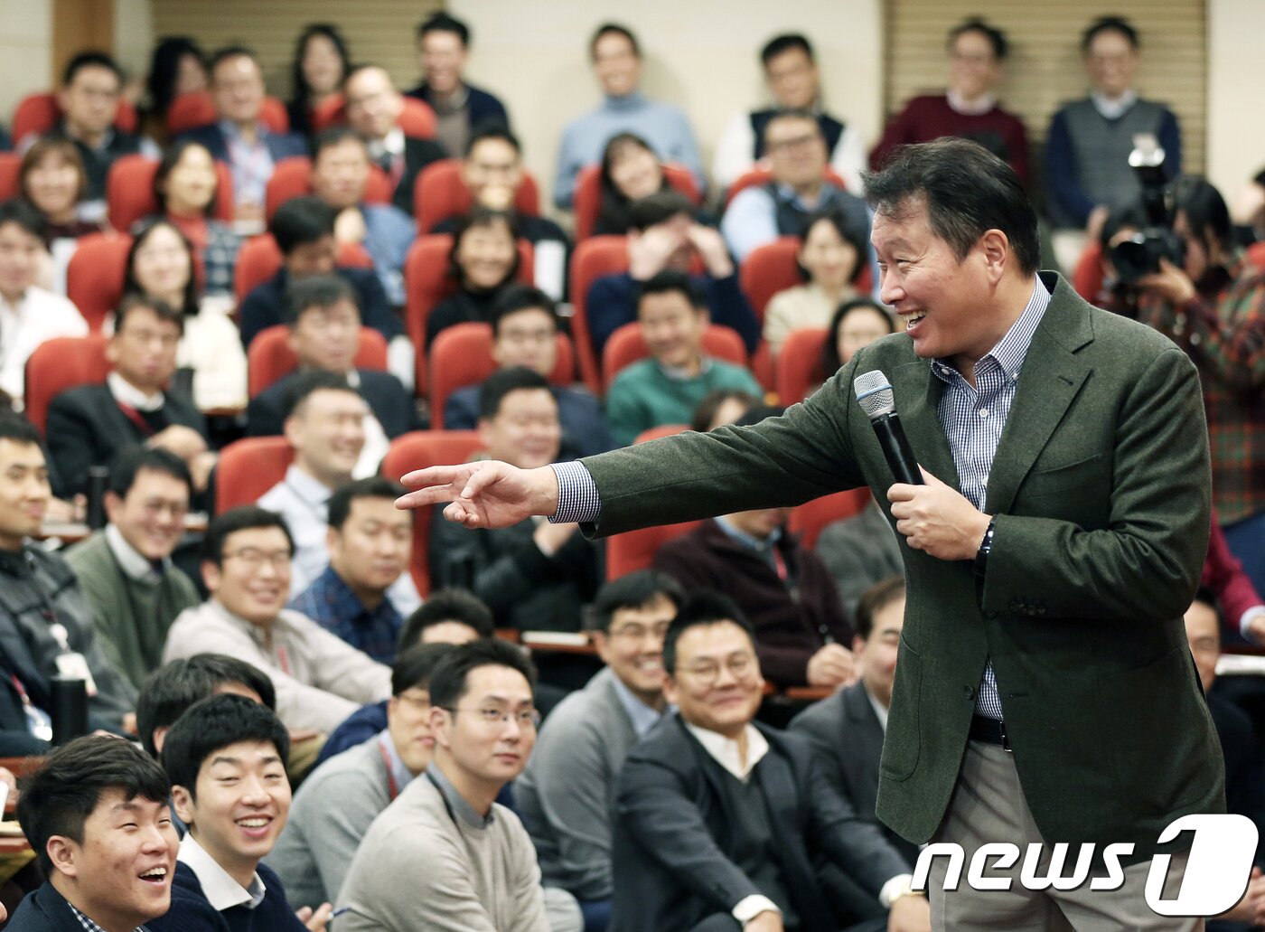 본문 이미지 - 최태원 SK그룹 회장이 지난 2019년 1월 서울 종로구 SK서린빌딩에서 열린 ‘행복 토크’에서 구성원들과 토론하고 있다. &#40;SK그룹 제공&#41;2019.1.13/뉴스1