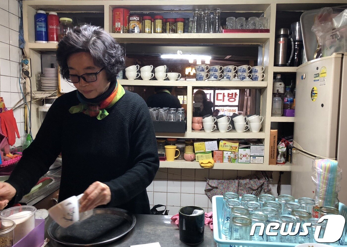 본문 이미지 - 을지다방 사장 박옥분씨(62·여)가 손님이 주문한 차를 만들고 있다.2019.1.14/뉴스1 ⓒ News1