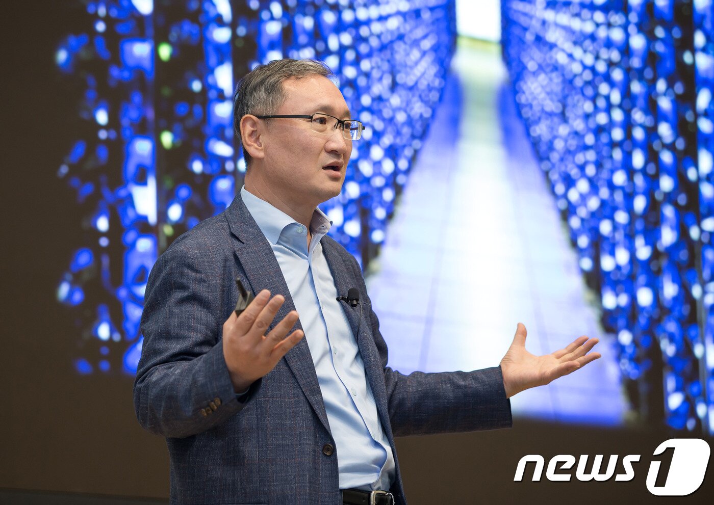 본문 이미지 - 오종훈 삼성전자 DS부문 미주총괄 상무가 지난 10일(현지시간) 실리콘밸리 DSA 사옥에서 열린 기자간담회에서 발표를 하고 있다.(삼성전자 제공) 2019.1.14/뉴스1 ⓒ News1