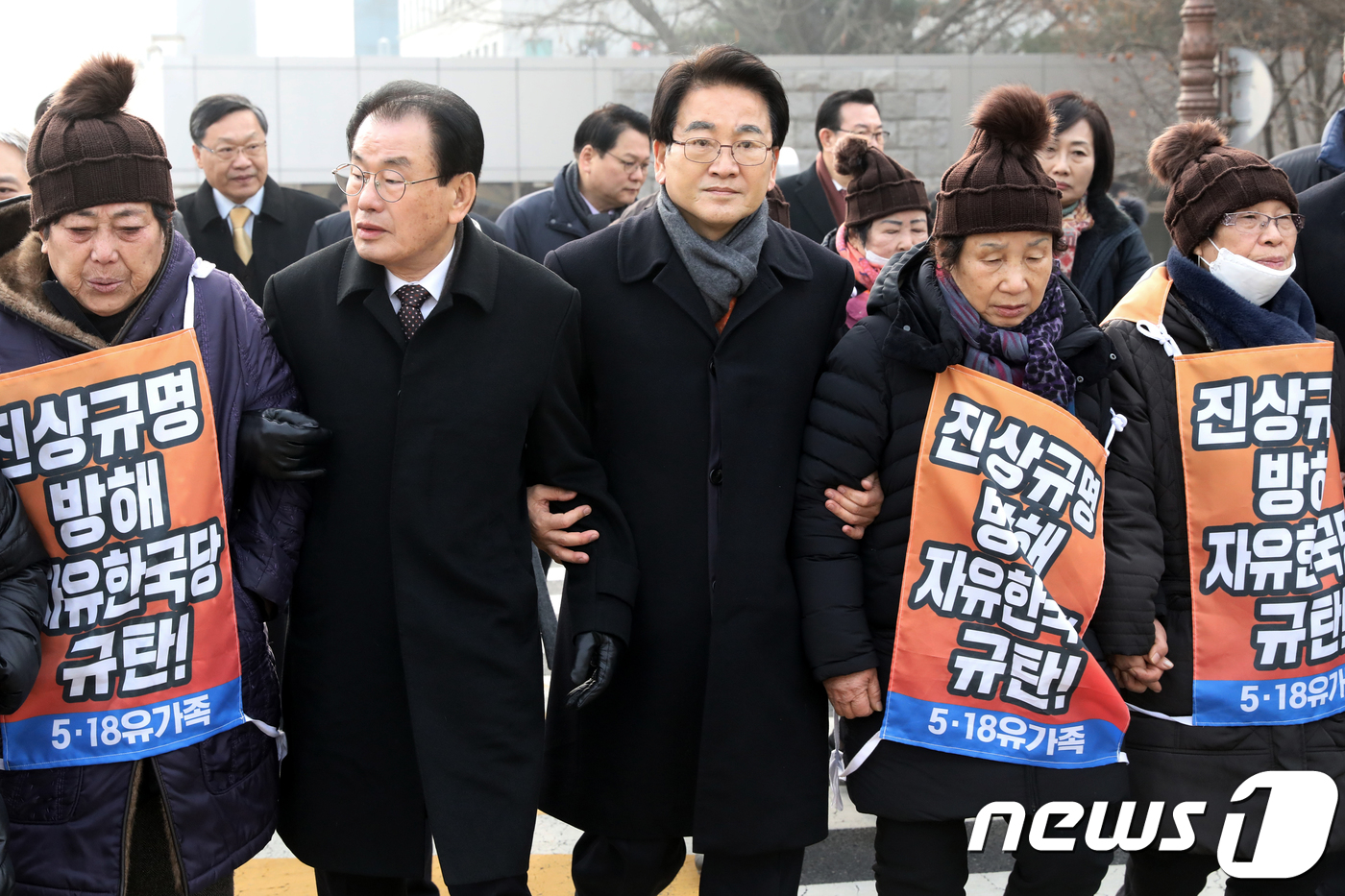 (서울=뉴스1) 민경석 기자 = 정동영 민주평화당 대표가 14일 서울 영등포구 여의도 국회의사당 앞 농성장에서 5·18민주화운동 희생자·부상자 어머니들과 만나 본청으로 향하고 있다 …