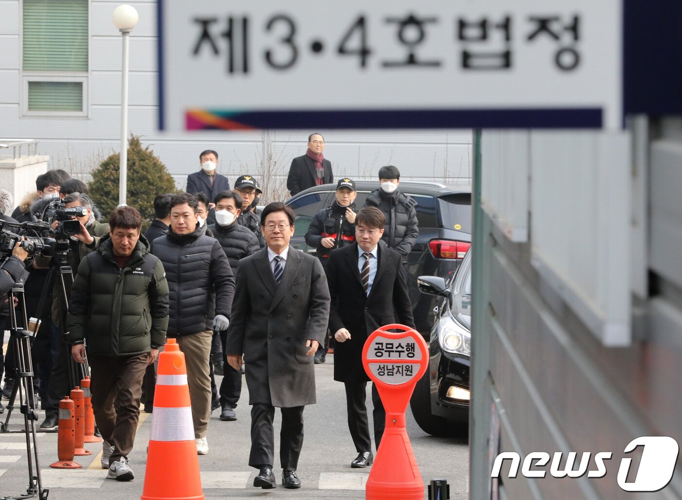 본문 이미지 - 공직선거법 위반 등 혐의로 기소된 이재명 경기도지사가 14일 오후 경기도 성남시 수정구 수원지방법원 성남지원에서 열린 두번째 공판에 출석하고 있다. 이 지사는 친형 故 이재선씨 강제입원, 검사 사칭, 대장동 허위 선거 공보물 사건과 관련 직권남용과 공직선거법 위반 혐의로 지난달 11일 불구속 기소 됐다. 2019.1.14/뉴스1 ⓒ News1 오장환 기자