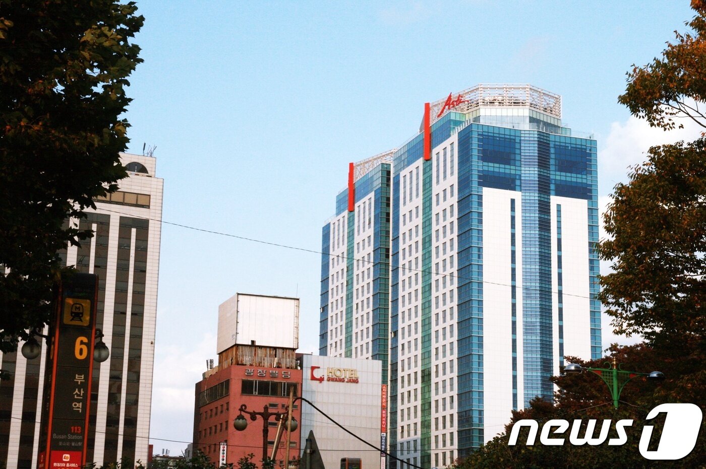 본문 이미지 - 부산역과 인접해 접근성이 탁월한 아스티호텔 부산 전경.ⓒ News1